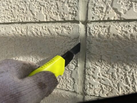 コーキング撤去中